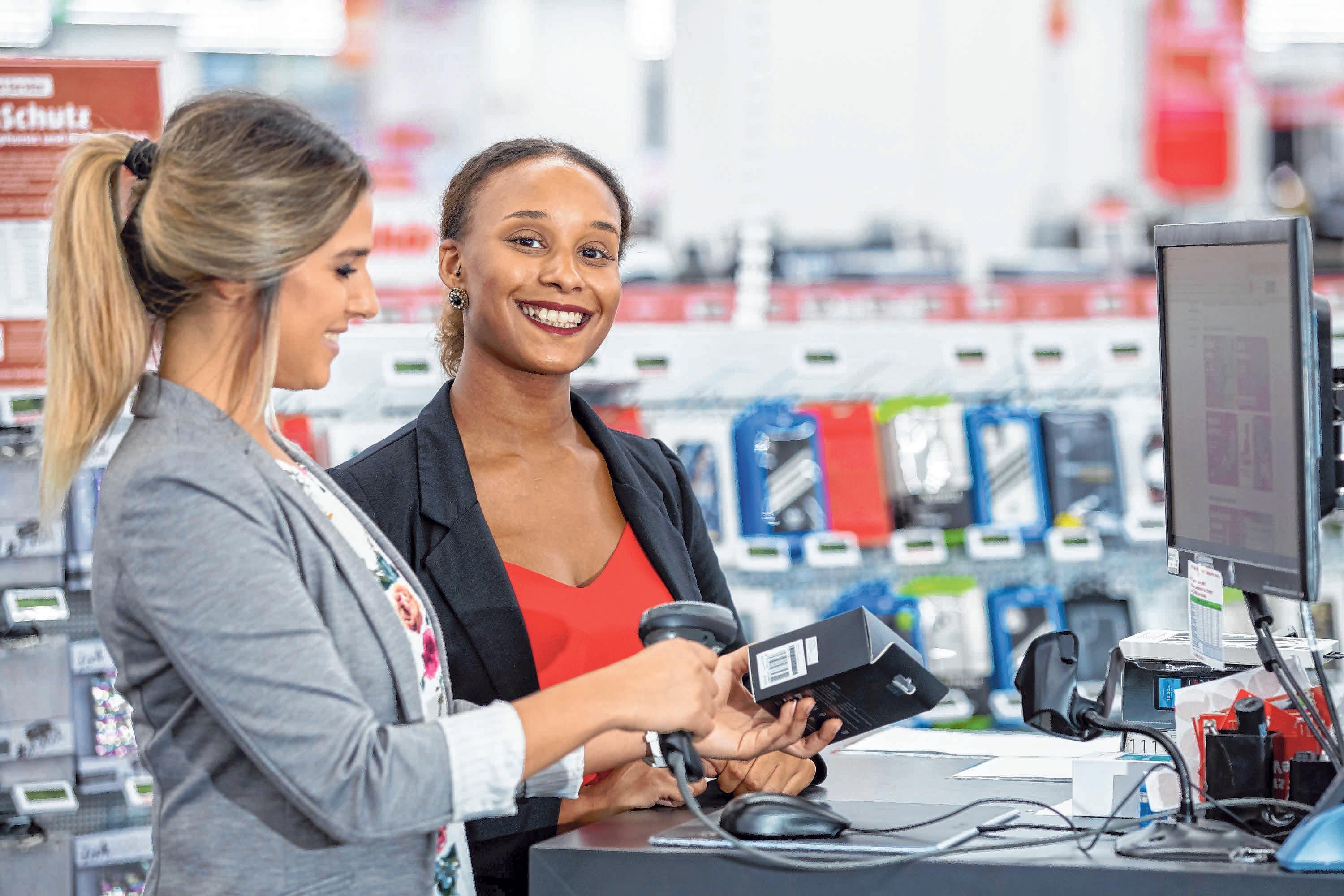 Neues Berufsbild: Die Auszubildende zur Kauffrau im E-Commerce. FOTO: DANIEL KARMANN Neues Berufsbild: Die Auszubildende zur Kauffrau im E-Commerce. FOTO: DANIEL KARMANN
