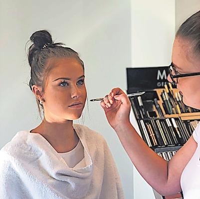 Für ein ansprechendes Aussehen: Visagistin Hanna Knieps (rechts) und Modell Caroline Kaduk. FOTO: BEAUTY ACADEMY/FREI Für ein ansprechendes Aussehen: Visagistin Hanna Knieps (rechts) und Modell Caroline Kaduk. FOTO: BEAUTY ACADEMY/FREI