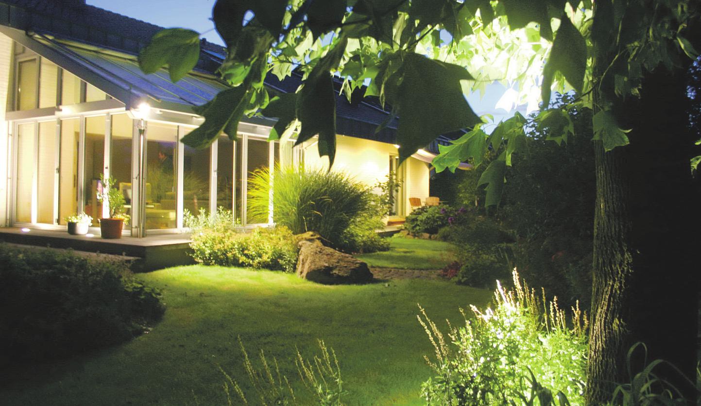 Ein professionelles Lichtsystem erschafft im Garten einerseits eine stimmungsvolle Atmosphäre, andererseits hilft es bei der Orientierung und dient der Sicherheit Fotos: BGL/Tina Jordan