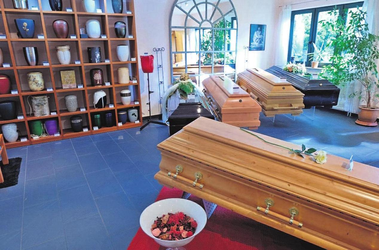 Verstorbene müssen in Thüringen erst 48 Stunden nach Eintritt des Todes in eine Leichenhalle bzw. die entsprechenden Räumlichkeiten beim Bestatter überführt werden. Foto: Aeternitas Verstorbene müssen in Thüringen erst 48 Stunden nach Eintritt des Todes in eine Leichenhalle bzw. die entsprechenden Räumlichkeiten beim Bestatter überführt werden. Foto: Aeternitas