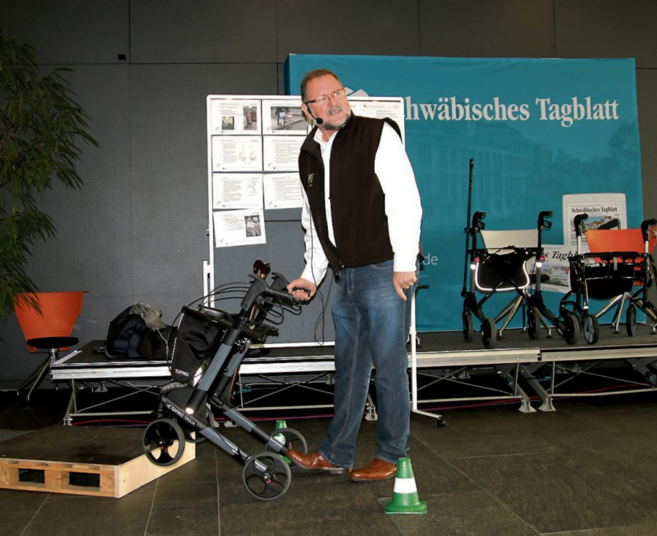 Unter dem Motto „Sicher fit unterwegs im Rollatorparcours“ lädt Erich Klett von der Tübinger Kreisverkehrswacht die Besucher der sen‘FIT von 11.30 bis 12 Uhr zu einem Kurs mit praktischen Übungen ein. Bild: Stefan Zibulla