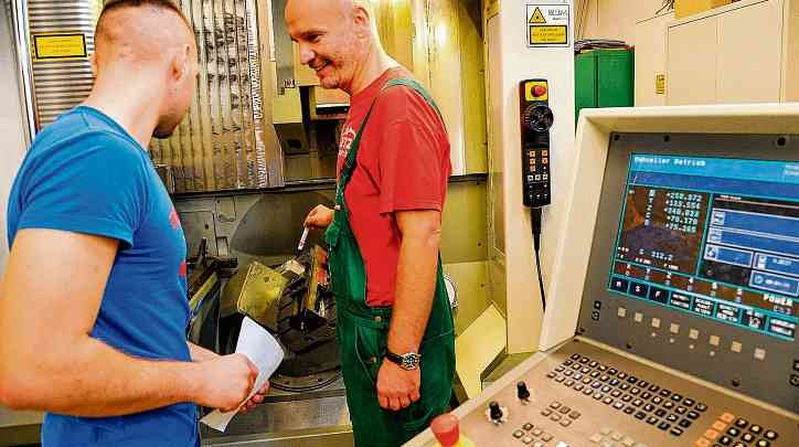 Ausbilder und Auszubildende (hier an der CNC-5-Achs-Fräse sowie bei der Instandhaltung eines Traktors) sind bei der BTZ ein Team auf Augenhöhe. FOTOS: BTZ Ausbilder und Auszubildende (hier an der CNC-5-Achs-Fräse sowie bei der Instandhaltung eines Traktors) sind bei der BTZ ein Team auf Augenhöhe. FOTOS: BTZ