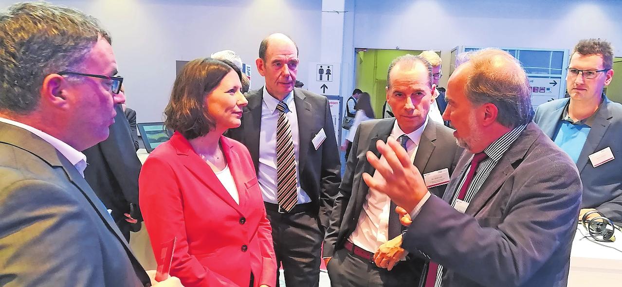 Ins Gespräch vertieft: ZRW-Geschäftsführer Hans-Günther Clev (rechts) mit Daniela Schmitt, Staatssekretärin im rheinland-pfälzischen Wirtschaftsministerium, und Ulrich Link von der Investitions- und Strukturbank ISB sowie weiteren Teilnehmern eines lockeren Austauschs. FOTO: SCHWÖBEL/FREI Ins Gespräch vertieft: ZRW-Geschäftsführer Hans-Günther Clev (rechts) mit Daniela Schmitt, Staatssekretärin im rheinland-pfälzischen Wirtschaftsministerium, und Ulrich Link von der Investitions- und Strukturbank ISB sowie weiteren Teilnehmern eines lockeren Austauschs. FOTO: SCHWÖBEL/FREI