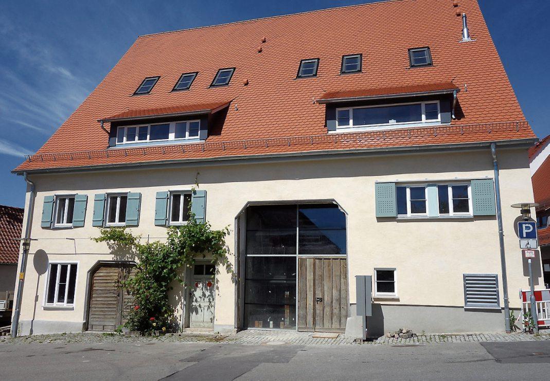 Das Kernsche Haus mit dem großen verglasten Scheunentor. Mit ihm ist nun auch das letzte Gebäude im Gomaringer Schlosshof renoviert worden.