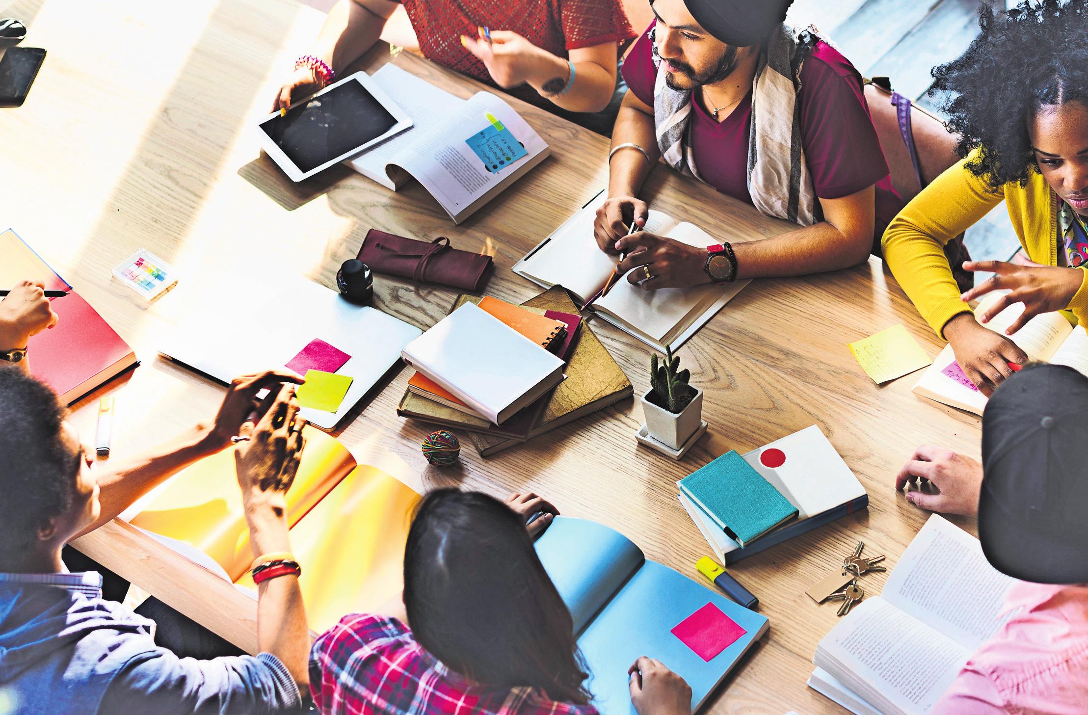 Wer dual studiert, hat keine Semesterferien, sondern nur Urlaub wie ein Arbeitnehmer. Dafür gibt es ein Gehalt. Foto: Rawpixel.com/Adobe Stock Wer dual studiert, hat keine Semesterferien, sondern nur Urlaub wie ein Arbeitnehmer. Dafür gibt es ein Gehalt. Foto: Rawpixel.com/Adobe Stock