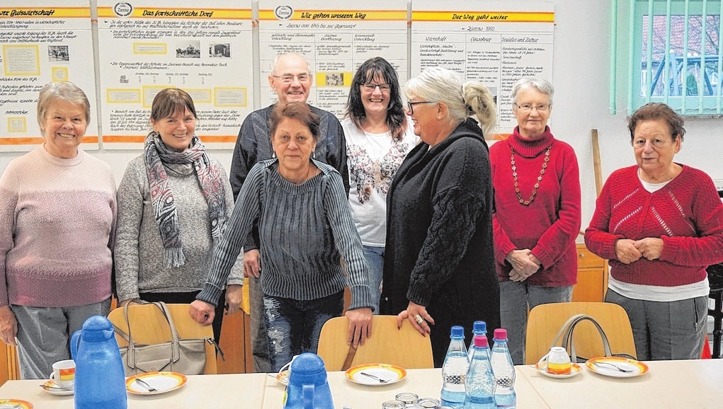 Immer mittwochs treffen sich die Einwohnerinnen und Einwohner im Gemeindezentrum. Bei Kaffee und Kuchen wird dann z.B. geklönt, gelacht, gespielt und gebastelt. Immer mittwochs treffen sich die Einwohnerinnen und Einwohner im Gemeindezentrum. Bei Kaffee und Kuchen wird dann z.B. geklönt, gelacht, gespielt und gebastelt.