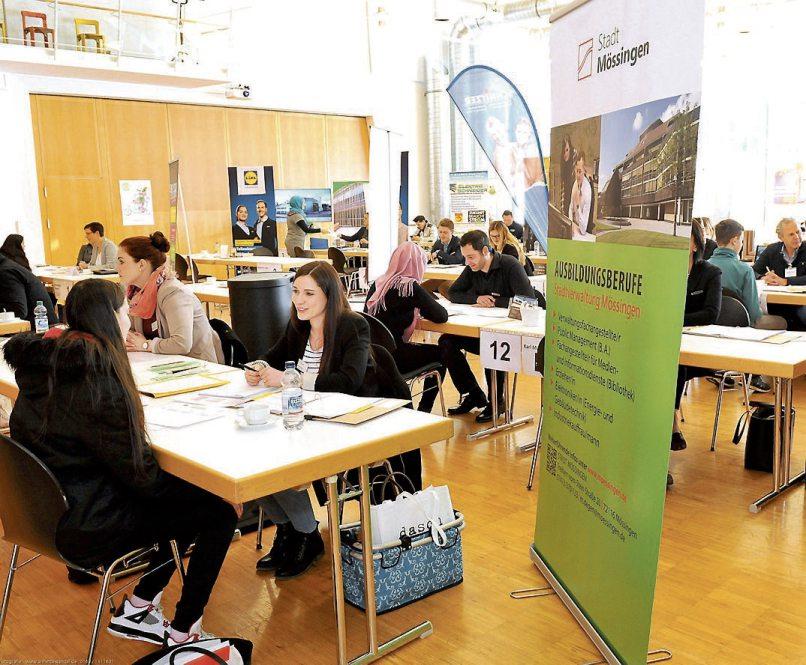 Ausbilder der Unternehmen und Schüler kommen beim Azubi Speed Dating ins Gespräch. Hier zählt der erste Eindruck und nicht die Noten oder Zeugnisse. Bilder: DIALOGmanufaktur. Ausbilder der Unternehmen und Schüler kommen beim Azubi Speed Dating ins Gespräch. Hier zählt der erste Eindruck und nicht die Noten oder Zeugnisse. Bilder: DIALOGmanufaktur.