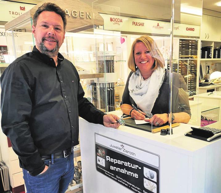 Haben ihr Juweliergeschäft Corona-sicher gemacht: Olaf und Tanja Zieroth sind weiterhin für ihre Kunden da. Foto: privat