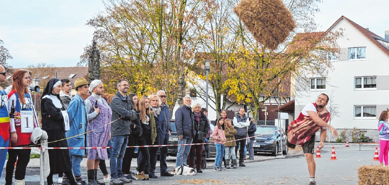 Kraft allein reicht nicht. Die richtige Technik braucht es beim Heuballenweitwurf Kraft allein reicht nicht. Die richtige Technik braucht es beim Heuballenweitwurf