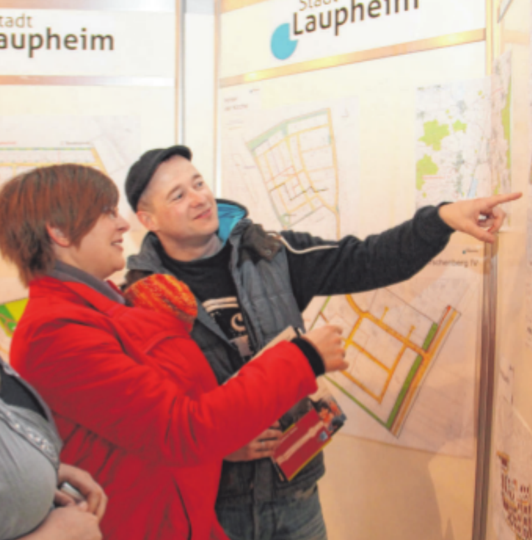 Am Stand der Stadt Laupheim kann man sich auch über geplante Neubaugebiete informieren. FOTO: ROLAND RAY Am Stand der Stadt Laupheim kann man sich auch über geplante Neubaugebiete informieren. FOTO: ROLAND RAY