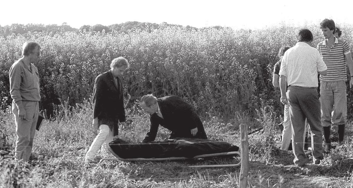 2. Juni 1985: Polizisten untersuchen die Leiche der 15-jährigen Silke B. auf einem Feld zwischen Schlamersdorf und Sühlen. Bis heute wurde der Mörder des Mädchens nicht gefunden. Foto: rtn 