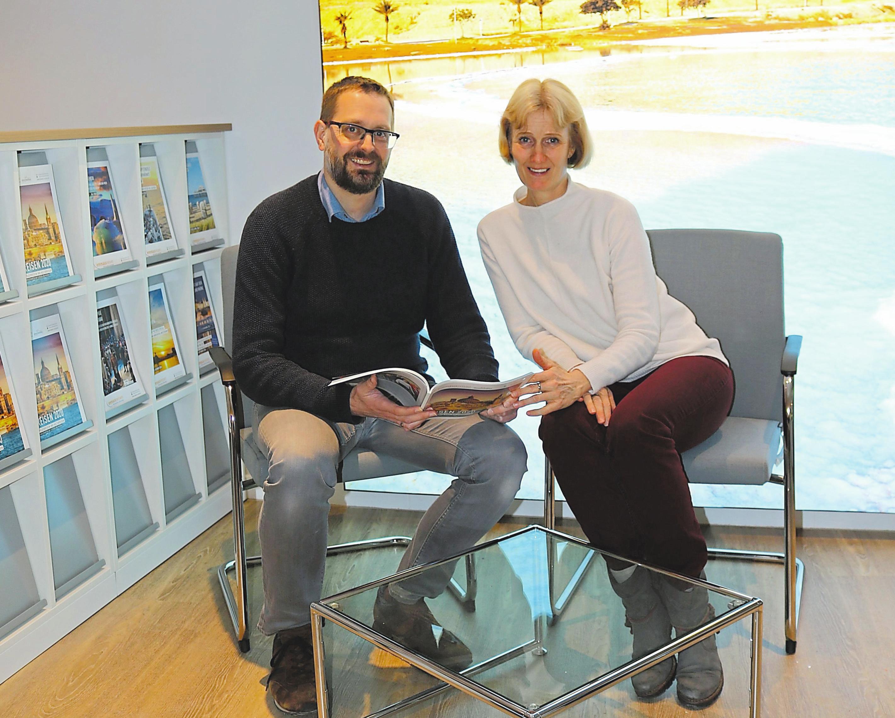 Abteilungsleiter Sven Schoppmann und Mitarbeiterin Heike Dilling blättern in der neuen Beratungsecke im Katalog. Foto: acf Abteilungsleiter Sven Schoppmann und Mitarbeiterin Heike Dilling blättern in der neuen Beratungsecke im Katalog. Foto: acf