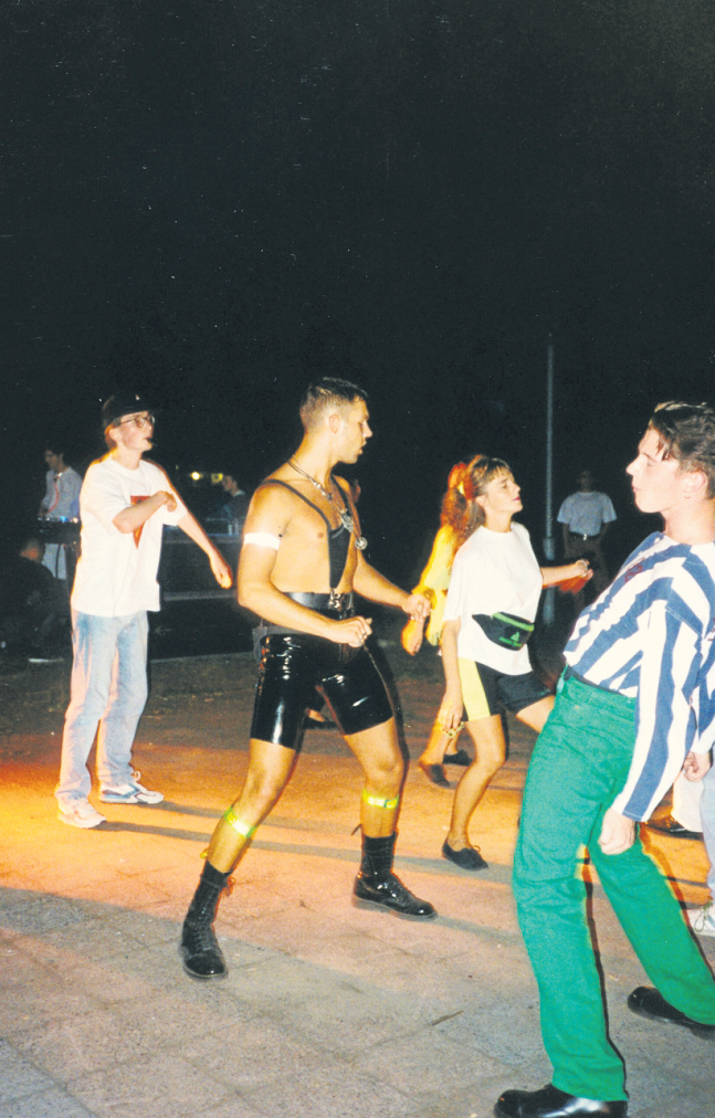 Ein Rave auf der Treptower Insel der Jugend im Jahr 1991. FOTO: TILMAN BREMBS Ein Rave auf der Treptower Insel der Jugend im Jahr 1991. FOTO: TILMAN BREMBS