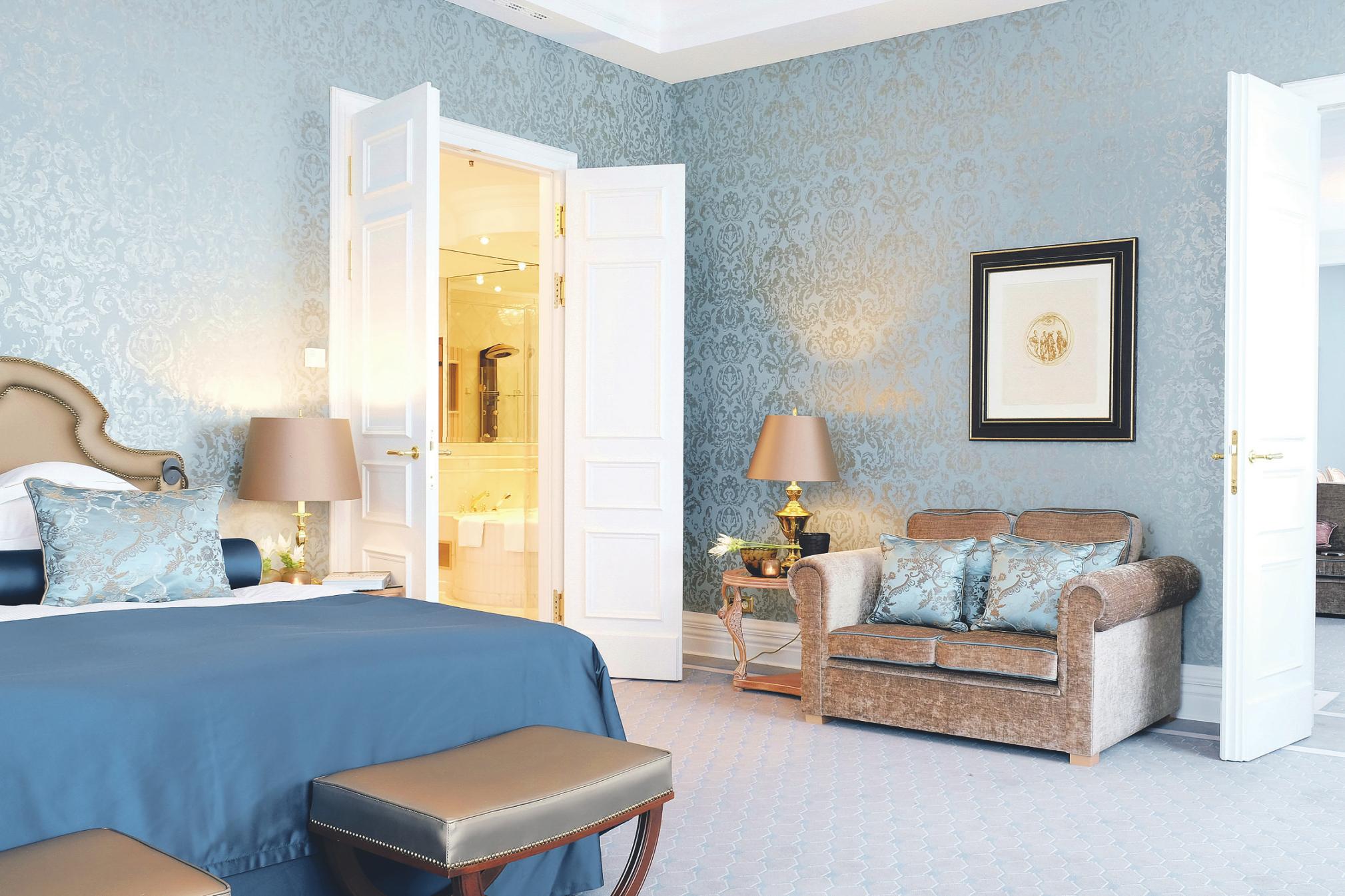 Im gemütlichen Schlafzimmer lässt sich der Tag in der Präsidentensuite in aller Ruhe ausklingen. Bild: Althoff Grandhotel Schloss Bensberg Im gemütlichen Schlafzimmer lässt sich der Tag in der Präsidentensuite in aller Ruhe ausklingen. Bild: Althoff Grandhotel Schloss Bensberg