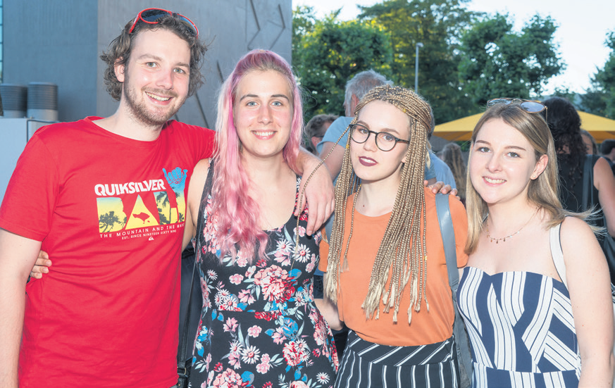 In Festlaune: Absolvent und Absolventinnen der Berufsschule Aarau. In Festlaune: Absolvent und Absolventinnen der Berufsschule Aarau.