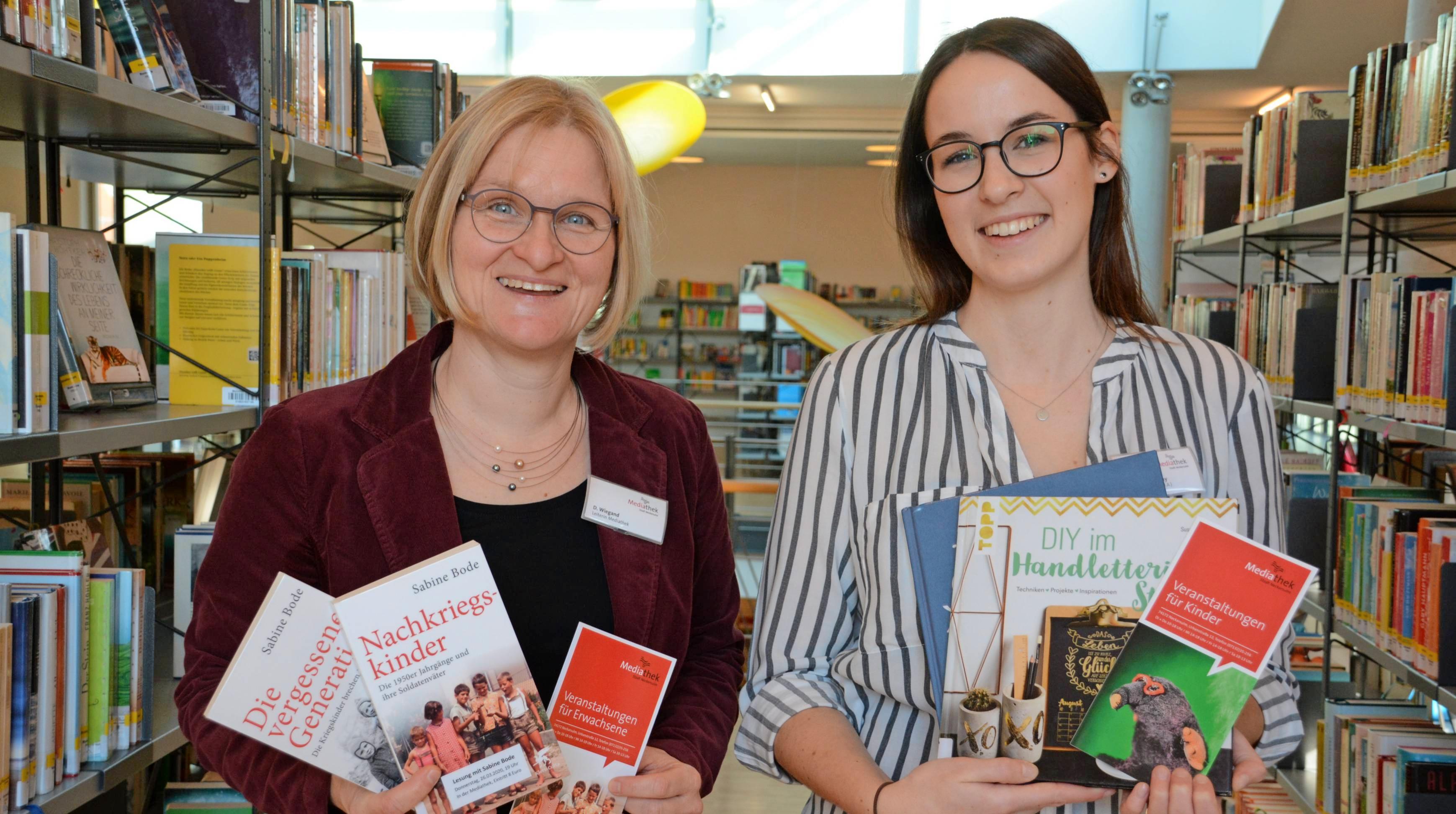 Die Leiterin der Mediathek, Dorothee Wiegand (links), und Bibliothekarin Alexandra May laden im ersten Halbjahr zu einem interessanten Veranstaltungsprogramm ein. Foto: Mediathek Die Leiterin der Mediathek, Dorothee Wiegand (links), und Bibliothekarin Alexandra May laden im ersten Halbjahr zu einem interessanten Veranstaltungsprogramm ein. Foto: Mediathek