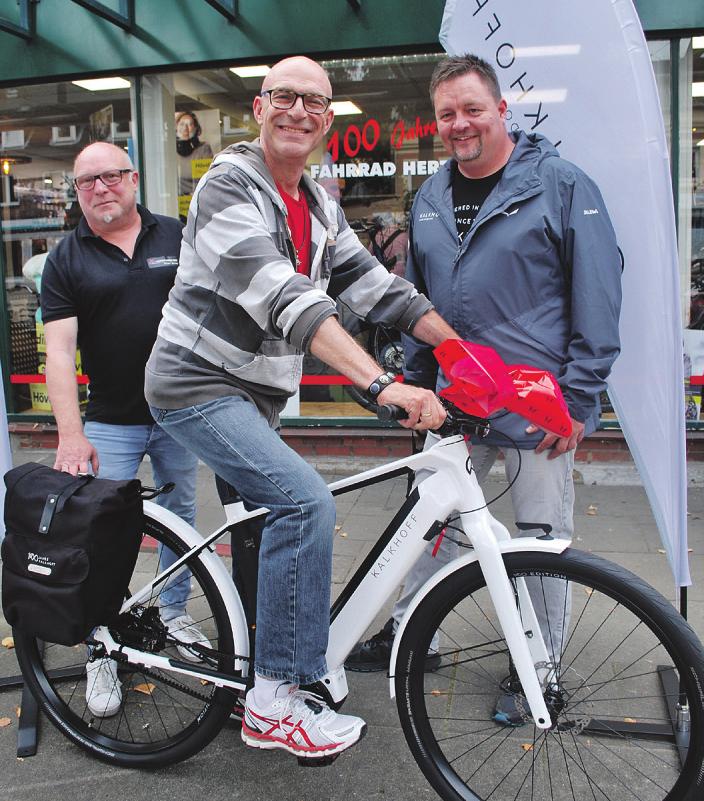 Oliver Müller von Fahrrad Hertel (l.) und Jan Lütt (r.), Gebietsrepräsentant von Kalkhoff, übergaben dem glücklichen Gewinner Frank Barnekow ein neues Heinrich-E-Bike