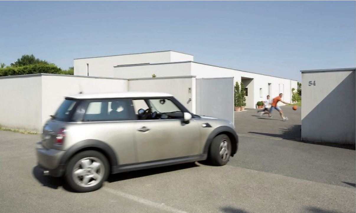 Praktisch: Hausautomationssysteme mit Geolokalisierung erkennen, wenn ihr Besitzer nach Hause kommt, und öffnen automatisch das Tor. Bild: djd/Somfy Praktisch: Hausautomationssysteme mit Geolokalisierung erkennen, wenn ihr Besitzer nach Hause kommt, und öffnen automatisch das Tor. Bild: djd/Somfy