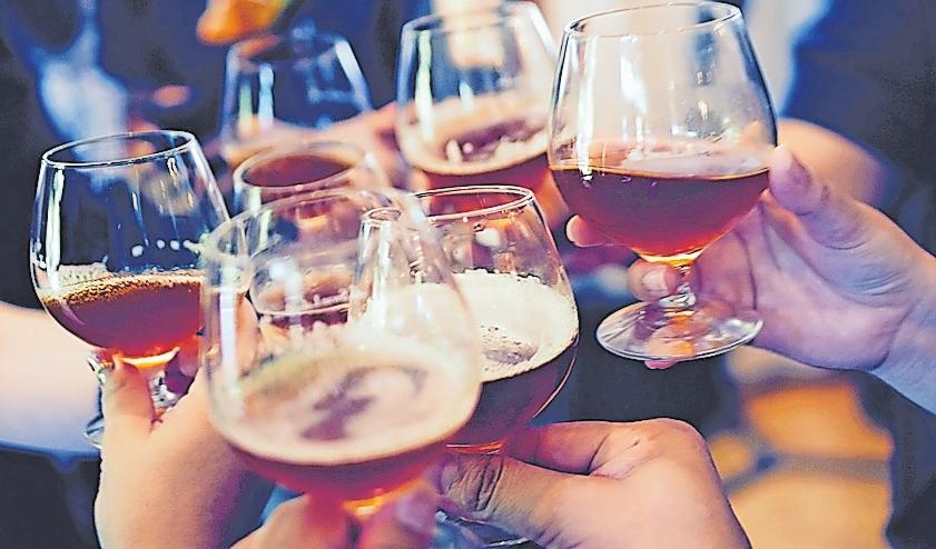 Auch Alkohol übersäuert den Magen. FOTO: FREE-PHOTOS/PIXABAY Auch Alkohol übersäuert den Magen. FOTO: FREE-PHOTOS/PIXABAY