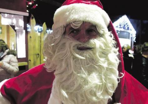 Der Nikolaus liest für die Kinder weihnachtliche Geschichten Foto: Pöhlsen