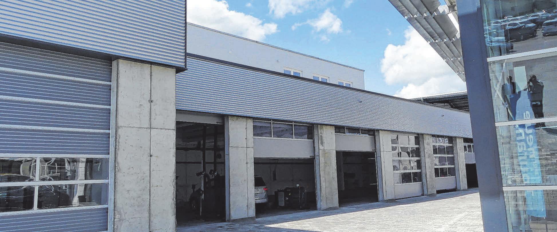 Die neuen Werkstatthallen des Autohauses Ehingen sind mit modernster Technik, wie etwa einer Schwerlast-Hebebühne, ausgestattet. FOTOS: BURGHART Die neuen Werkstatthallen des Autohauses Ehingen sind mit modernster Technik, wie etwa einer Schwerlast-Hebebühne, ausgestattet. FOTOS: BURGHART