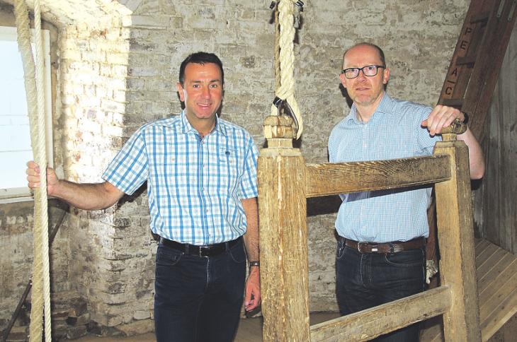 Michael Schröder und Heinz-Willi Bickendorfengagieren sich für den Erhalt desWahrzeichens. Foto: privat Michael Schröder und Heinz-Willi Bickendorfengagieren sich für den Erhalt desWahrzeichens. Foto: privat