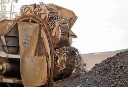 Ein Schaufelradbagger der Mibrag fördert Braunkohle aus einem Flöz im Tagebau Profen. FOTO: DPA Ein Schaufelradbagger der Mibrag fördert Braunkohle aus einem Flöz im Tagebau Profen. FOTO: DPA