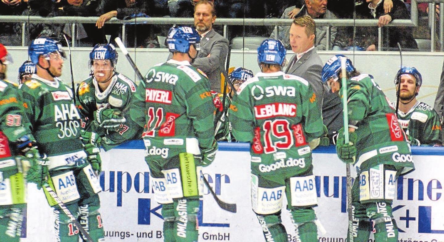 Auszeit bei Spiel 7 gegen die DEG: Mike Stewart gibt Anweisungen an seine Schlüsselspieler. Auszeit bei Spiel 7 gegen die DEG: Mike Stewart gibt Anweisungen an seine Schlüsselspieler.