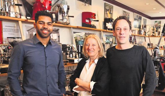Kaffee ist ihre Leidenschaft, v. li.: Vilton Santos, Marion Erwerle und Sven Siller. Foto: wm Kaffee ist ihre Leidenschaft, v. li.: Vilton Santos, Marion Erwerle und Sven Siller. Foto: wm