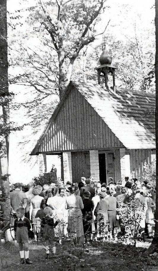 1950 wurde die heutige Waldkapelle unter großer Anteilnahme der Tübinger Vereine und der Bevölkerung eingeweiht. Mit dem Neubau der großen Trauerhalle geriet sie für rund 40 Jahre in Vergessenheit. Seit 2007 ist sie wieder für Trauerfeiern hergerichtet und wird gerne genutzt. Für viele Tübinger ist der Bergfriedhof nicht nur ein Ort der Toten, sondern auch eine Oase der Ruhe und der Besinnung mitten in der Natur. Dafür, dass Flora und Fauna ideale Bedingungen vorfinden, sorgen zahlreiche Beteiligte von den Angehörigen über die Gärtner bis hin zu den Mitarbeiterinnen und Mitarbeitern der Friedhofsverwaltung. Bilder: Friedhofsverwaltung Tübingen 1950 wurde die heutige Waldkapelle unter großer Anteilnahme der Tübinger Vereine und der Bevölkerung eingeweiht. Mit dem Neubau der großen Trauerhalle geriet sie für rund 40 Jahre in Vergessenheit. Seit 2007 ist sie wieder für Trauerfeiern hergerichtet und wird gerne genutzt. Für viele Tübinger ist der Bergfriedhof nicht nur ein Ort der Toten, sondern auch eine Oase der Ruhe und der Besinnung mitten in der Natur. Dafür, dass Flora und Fauna ideale Bedingungen vorfinden, sorgen zahlreiche Beteiligte von den Angehörigen über die Gärtner bis hin zu den Mitarbeiterinnen und Mitarbeitern der Friedhofsverwaltung. Bilder: Friedhofsverwaltung Tübingen