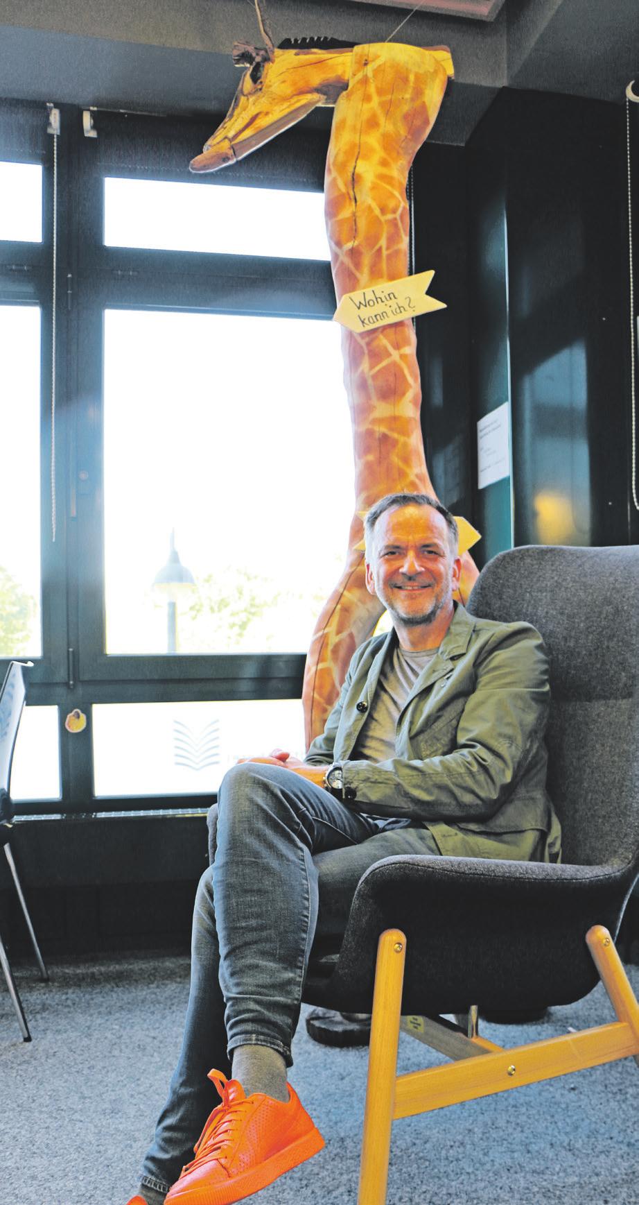 Dieter Powitz mit der Holzskulptur „Giraffe“, von Peter Luther aus Norderstedt und Frank Rohde aus Quickborn