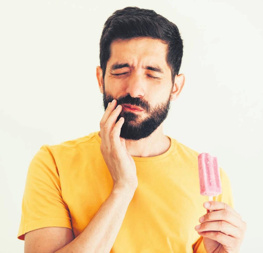 Schmerzempfindlichkeit an den Zähnen kann verschiedene Ursachen wie frei liegende Zahnhälse haben. iStockphoto.com/klebercordeiro Schmerzempfindlichkeit an den Zähnen kann verschiedene Ursachen wie frei liegende Zahnhälse haben. iStockphoto.com/klebercordeiro