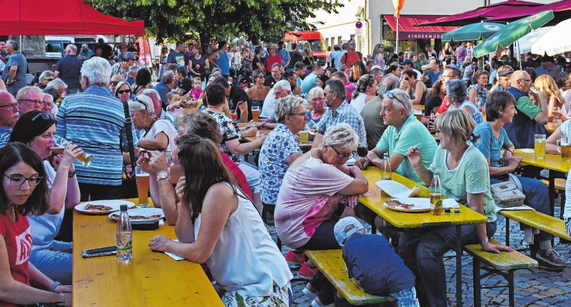 Einkaufen, den Musikgruppen lauschen, die Kunstausstellung besuchen, die kulinarischen Angebote versuchen oder sich ganz einfach mit Freunden und der Familie treffen: das alles macht beim 12. Musik- und Kunstfestival mit langer Einkaufsnacht viel Freude. FOTO: ULRIKE LANGER Einkaufen, den Musikgruppen lauschen, die Kunstausstellung besuchen, die kulinarischen Angebote versuchen oder sich ganz einfach mit Freunden und der Familie treffen: das alles macht beim 12. Musik- und Kunstfestival mit langer Einkaufsnacht viel Freude. FOTO: ULRIKE LANGER
