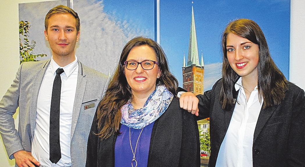 Till Franke und Nadine Lutzke stehen kurz vor ihrer Abschlussprüfung. Nina Schwarz (Mitte), Ansprechpartnerin rund um die Ausbildung, begleitet den Karrierestart in der Sparkasse zu Lübeck. Till Franke und Nadine Lutzke stehen kurz vor ihrer Abschlussprüfung. Nina Schwarz (Mitte), Ansprechpartnerin rund um die Ausbildung, begleitet den Karrierestart in der Sparkasse zu Lübeck.