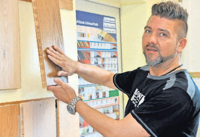 Parkettleger Marc Gotthold versteht sein Handwerk. Parkettleger Marc Gotthold versteht sein Handwerk.