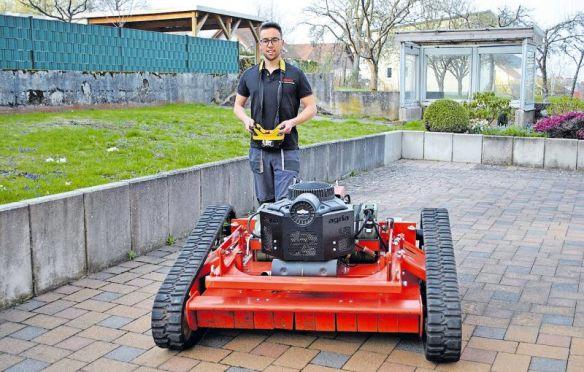 Florian Hering lenkt den Raupen-Roboter per Fernsteuerung. FOTO: THIESSEN Florian Hering lenkt den Raupen-Roboter per Fernsteuerung. FOTO: THIESSEN