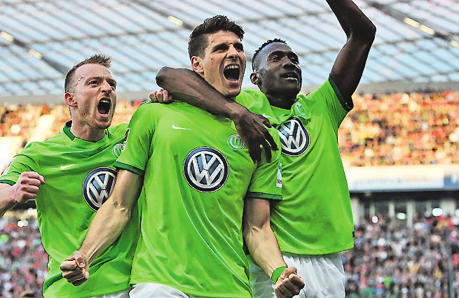 Und so war es bislang 2017: Mario Gomez (M.) ist die VfL-Lebensversicherung, doch noch haben die Wolfsburger den Klassenerhalt nicht geschafft. Imago MIS / 27849197