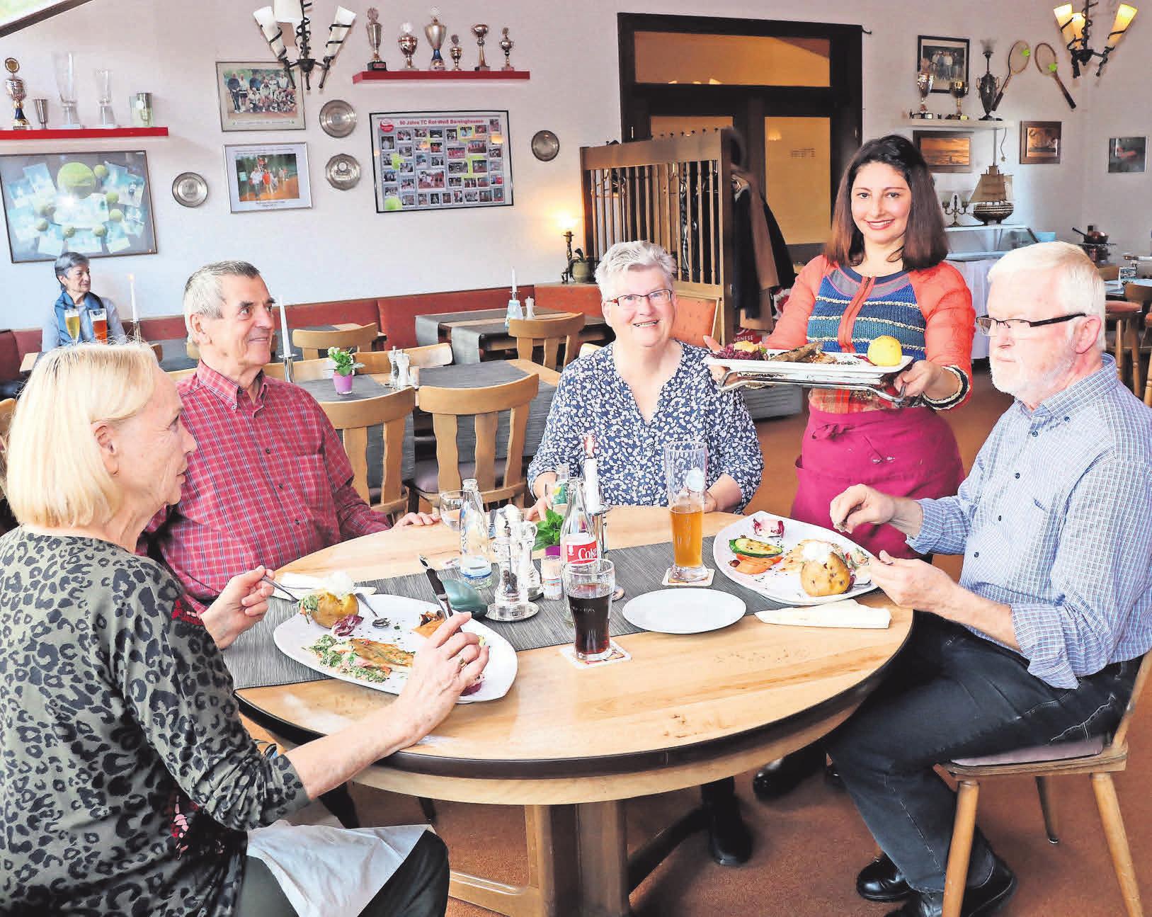 Elena serviert im Restaurant am Tennisplatz Spezialitäten wie Fisch und Ente, die von ihrem Mann Toni frisch und mit viel Lust und Liebe zubereitet werden. Elena serviert im Restaurant am Tennisplatz Spezialitäten wie Fisch und Ente, die von ihrem Mann Toni frisch und mit viel Lust und Liebe zubereitet werden.