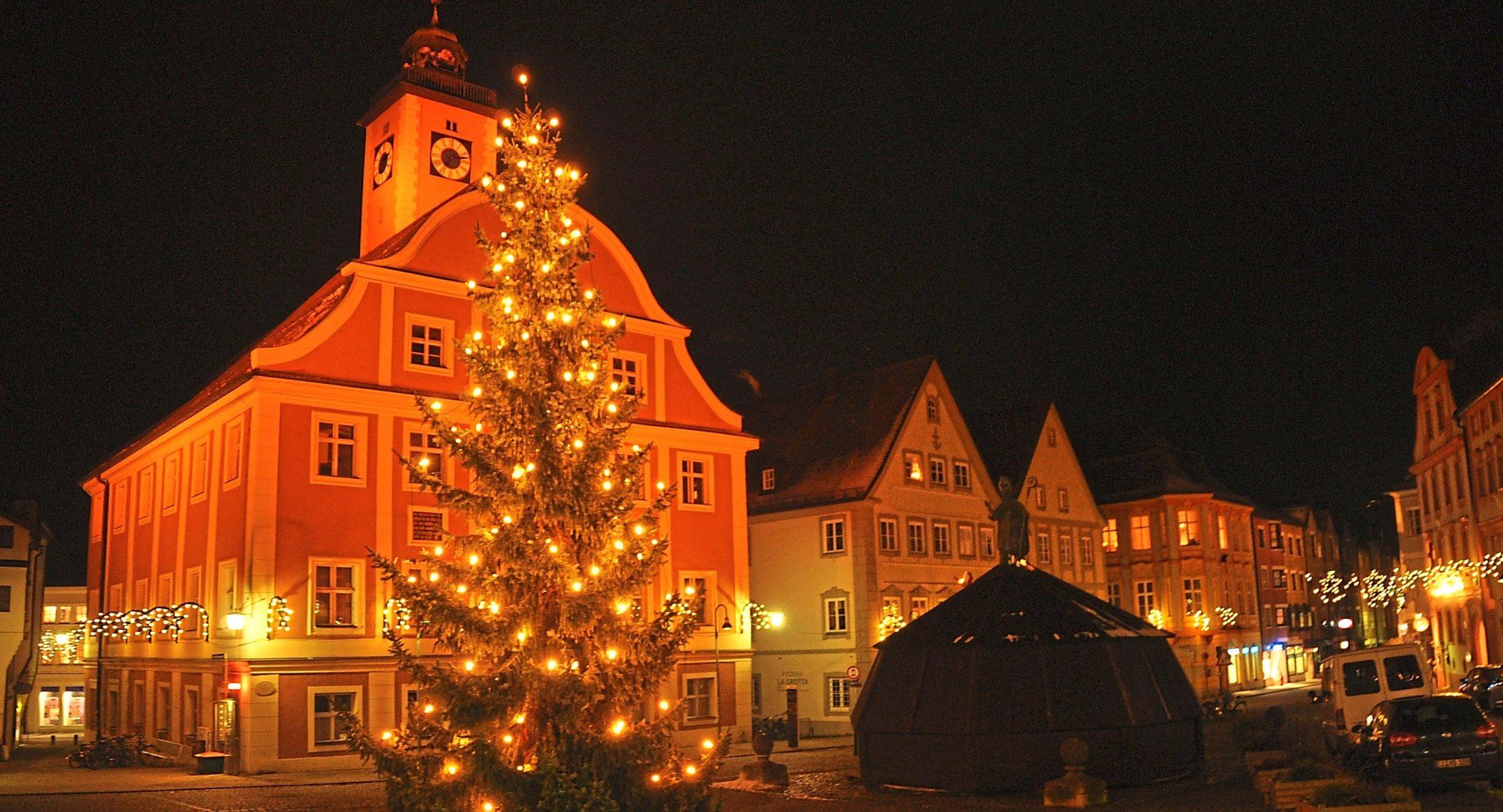 Auf vielen Plätzen in Eichstätt erstrahlen geschmückte Christbäume und verbreiten zusammen mit den Lichtern stimmungsvollen Glanz. Auf vielen Plätzen in Eichstätt erstrahlen geschmückte Christbäume und verbreiten zusammen mit den Lichtern stimmungsvollen Glanz.