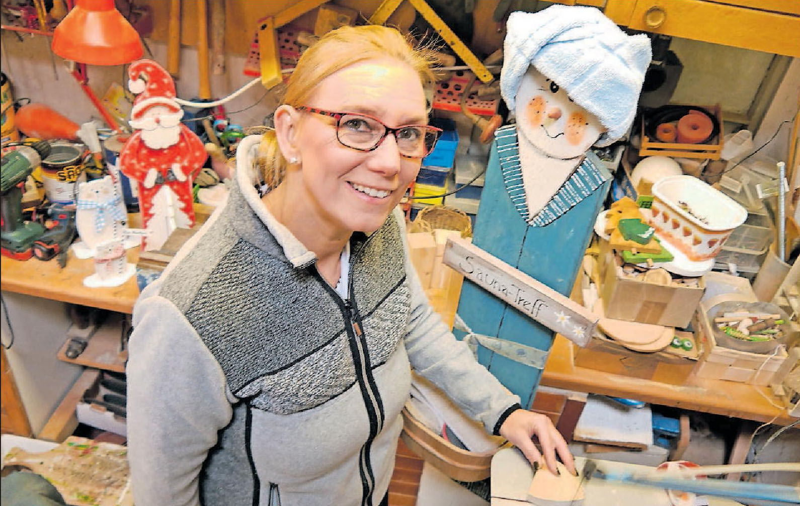 In ihrem Element: Marion Groll in ihrer Figuren-Werkstatt. FOTO: BRÄUNLING In ihrem Element: Marion Groll in ihrer Figuren-Werkstatt. FOTO: BRÄUNLING