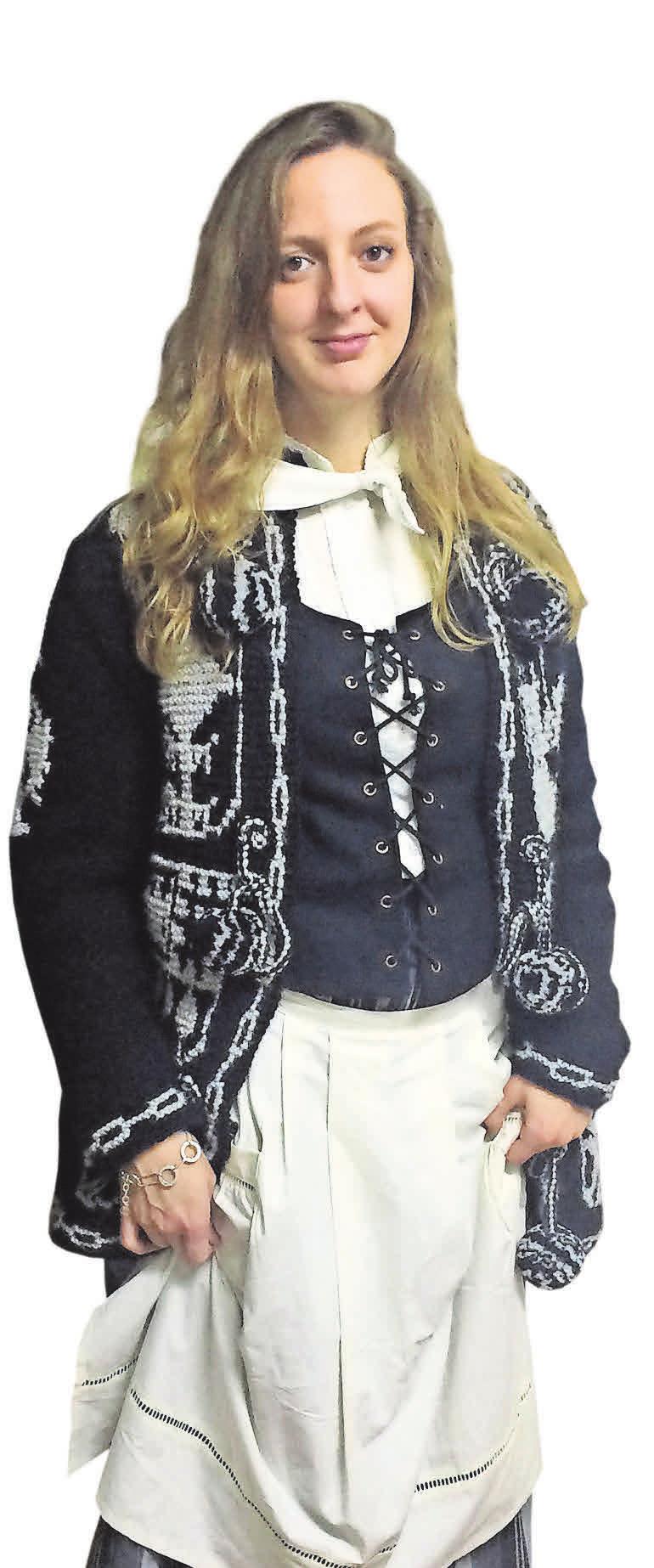 Heiligabend kleiden sich viele Basken in traditionellen Gewändern. „Eigentlich gehört bei den Frauen noch ein Kopftuch dazu, aber das mache ich nicht“, sagt Nerea Lakuntza. Und die Männer? Die tragen natürlich eine Baskenmütze. Heiligabend kleiden sich viele Basken in traditionellen Gewändern. „Eigentlich gehört bei den Frauen noch ein Kopftuch dazu, aber das mache ich nicht“, sagt Nerea Lakuntza. Und die Männer? Die tragen natürlich eine Baskenmütze.