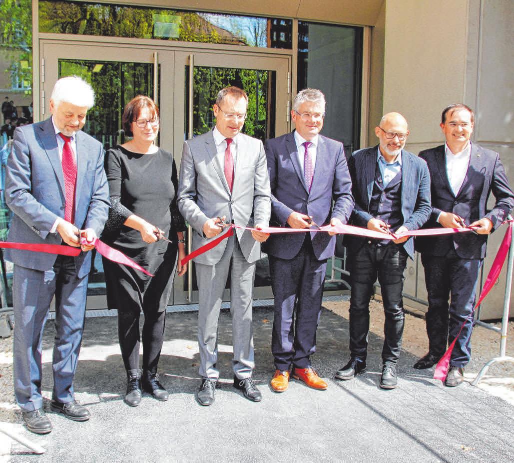 Schneiden das Einweihungsband durch (v.l.): Regierungspräsident Wolfgang Reimer, Oberstudiendirektorin Christiane Dittmann, OB Thilo Rentschler, Landtagsabgeordneter Winfried Mack, Architekt Bernd Liebel und Erster Bürgermeister Wolfgang Steidle. Schneiden das Einweihungsband durch (v.l.): Regierungspräsident Wolfgang Reimer, Oberstudiendirektorin Christiane Dittmann, OB Thilo Rentschler, Landtagsabgeordneter Winfried Mack, Architekt Bernd Liebel und Erster Bürgermeister Wolfgang Steidle.