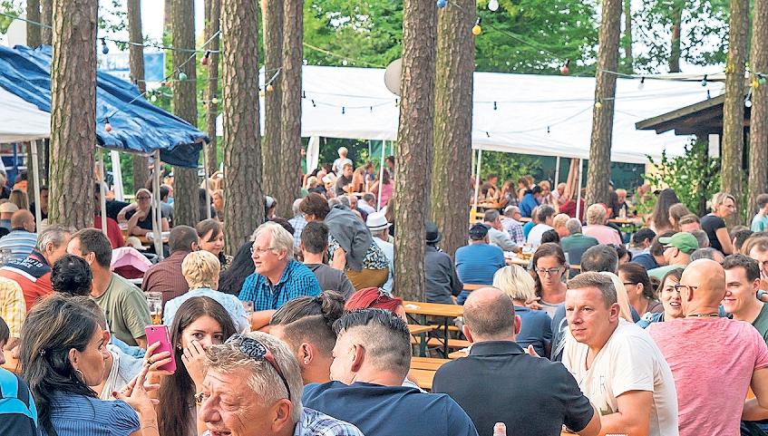 Feiern und futtern unter Bäumen: Das Saaser Waldfest punktet mit seiner einzigartigen Atmosphäre, leckerem Essen und abwechslungsreicher Unterhaltung. Foto: Archiv/Andreas Harbach Feiern und futtern unter Bäumen: Das Saaser Waldfest punktet mit seiner einzigartigen Atmosphäre, leckerem Essen und abwechslungsreicher Unterhaltung. Foto: Archiv/Andreas Harbach