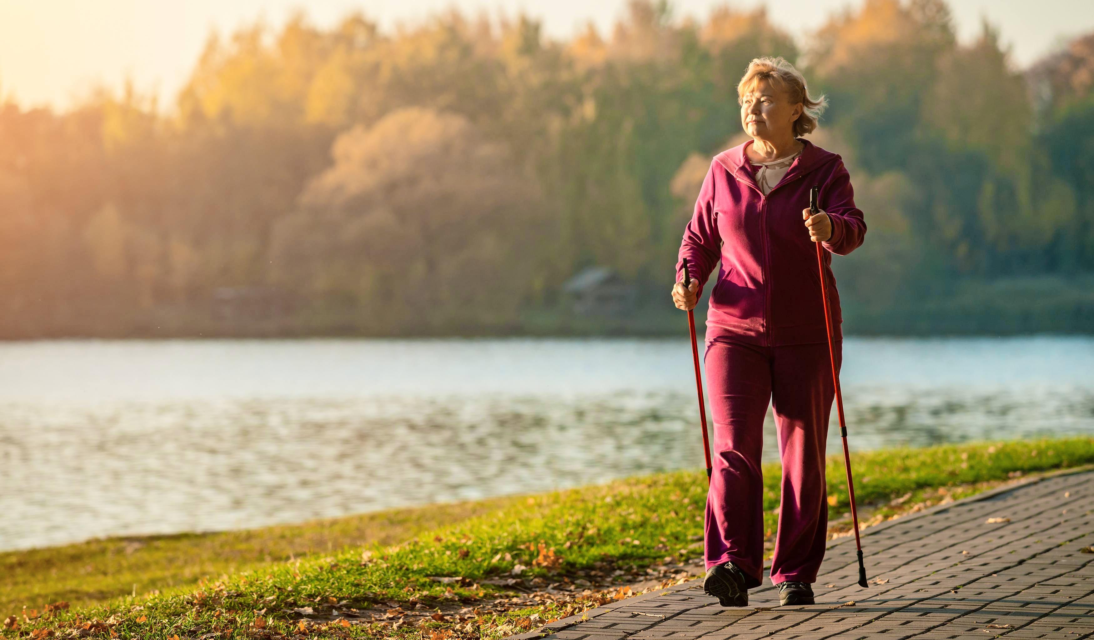 Nordic Walking eignet sich gut für Menschen mit Gelenkbeschwerden. Denn die Stöcke bieten dabei eine leichte Stütze, sagen Experten. Und wer gerade im Herbst und Winter draußen Sport macht, kurbelt durch das Sonnenlicht seine Vitamin-D-Produktion an. Foto: smspsy/stock.adobe.com Nordic Walking eignet sich gut für Menschen mit Gelenkbeschwerden. Denn die Stöcke bieten dabei eine leichte Stütze, sagen Experten. Und wer gerade im Herbst und Winter draußen Sport macht, kurbelt durch das Sonnenlicht seine Vitamin-D-Produktion an. Foto: smspsy/stock.adobe.com