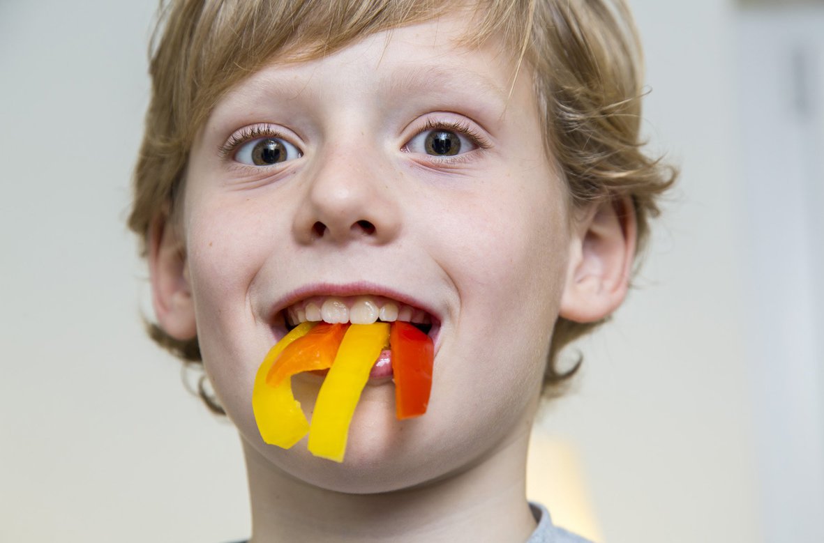Knackiges Gemüse essen für gesunde Zähne. FOTO: AOK MEDIENDIENST Knackiges Gemüse essen für gesunde Zähne. FOTO: AOK MEDIENDIENST