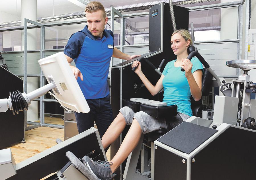 Computergestützte Trainingsmaschinen ermöglichen eine hocheffiziente Kräftigung von Nacken und Rücken. Foto: Verena Meier Fotografie