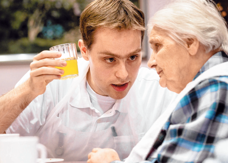 Kommunikationsfähigkeit und Einfühlungsvermögen – diese Eigenschaften brauchen Azubis in der Altenpflege. FOTO: SCHOLZ Kommunikationsfähigkeit und Einfühlungsvermögen – diese Eigenschaften brauchen Azubis in der Altenpflege. FOTO: SCHOLZ