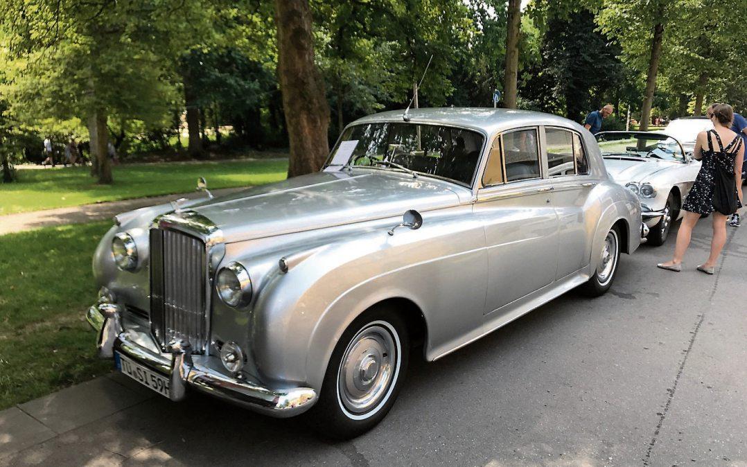 Über 100 sehenswerte Liebhaber- Fahrzeuge präsentiert Rainer Klink, der Chef des Boxenstop-Museums, bei der Old- und Youngtimer-Show „Klassiker am See“ am Sonntag, 28. Juli. Zwischen 11 und 15.30 Uhr in der Uhlandstraße und beim Corso rund um das Zinser Dreieck sind sie zu bestaunen. Archivbild: Uhland2 Über 100 sehenswerte Liebhaber- Fahrzeuge präsentiert Rainer Klink, der Chef des Boxenstop-Museums, bei der Old- und Youngtimer-Show „Klassiker am See“ am Sonntag, 28. Juli. Zwischen 11 und 15.30 Uhr in der Uhlandstraße und beim Corso rund um das Zinser Dreieck sind sie zu bestaunen. Archivbild: Uhland2