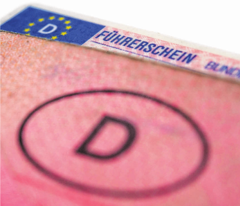 Der rosafarbene Papierführerschein ist bald Geschichte, weil alle Autofahrer den EU-Führerschein im Scheckkartenformat bekommen sollen. Foto: Andrea Warnecke Der rosafarbene Papierführerschein ist bald Geschichte, weil alle Autofahrer den EU-Führerschein im Scheckkartenformat bekommen sollen. Foto: Andrea Warnecke