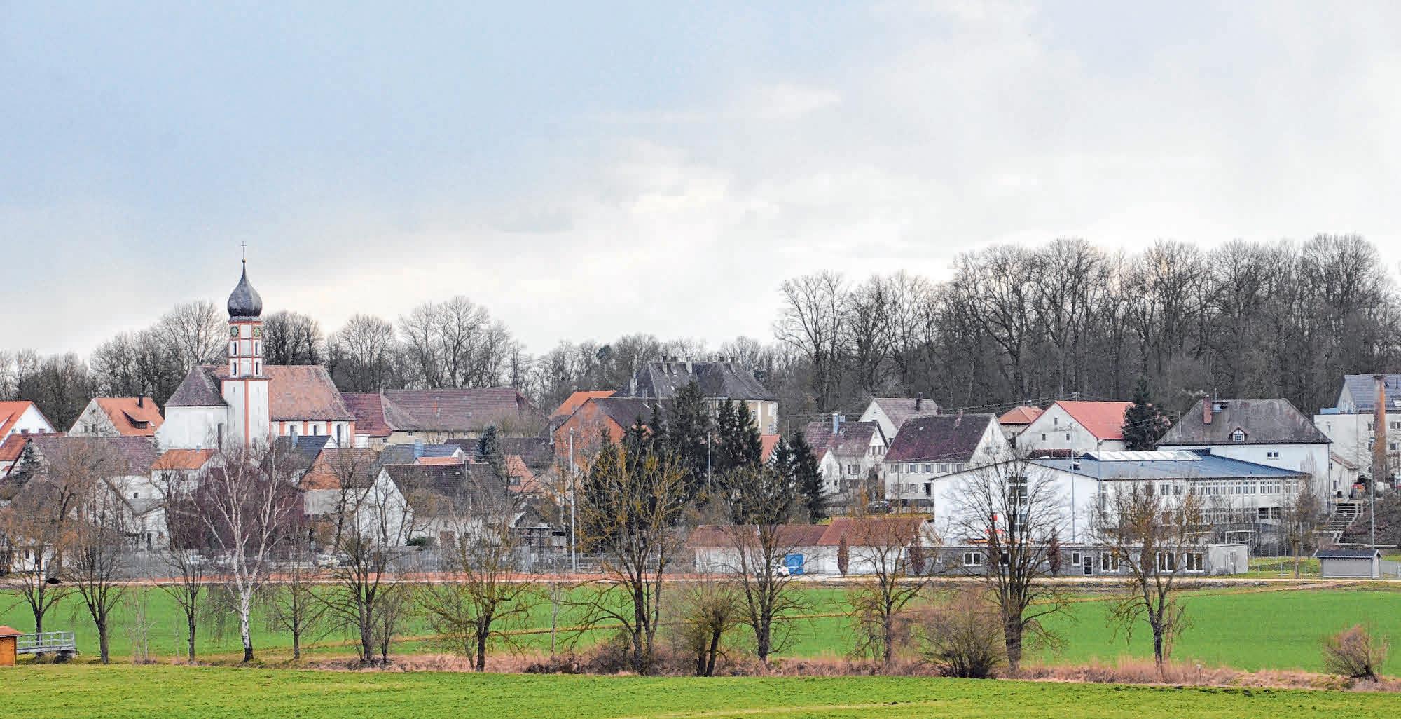 In der Gesamtansicht: Achstetten mit Kirche, Wohnbebauung und Schule. FOTO: SONJA NIEDERER In der Gesamtansicht: Achstetten mit Kirche, Wohnbebauung und Schule. FOTO: SONJA NIEDERER